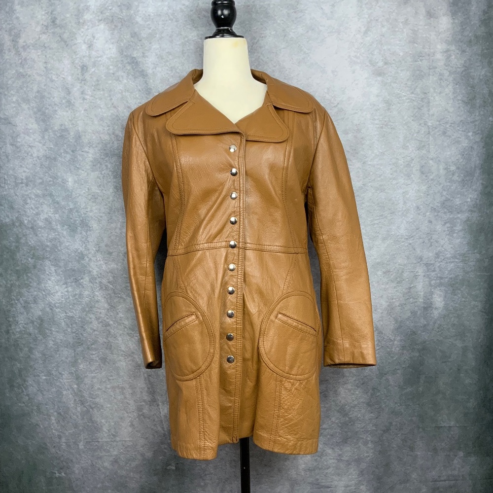 VINTAGE 1970’S LEATHER COAT, HAS A REMOVABLE LINER FOR COLDER DAYS   NO SIZE TAG